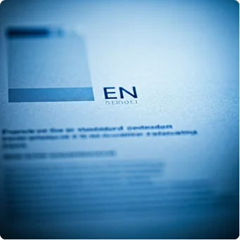Toza tipografiya va ko‘k rasmiy davlat brendingi bilan Yevropa EN standarti sertifikati.